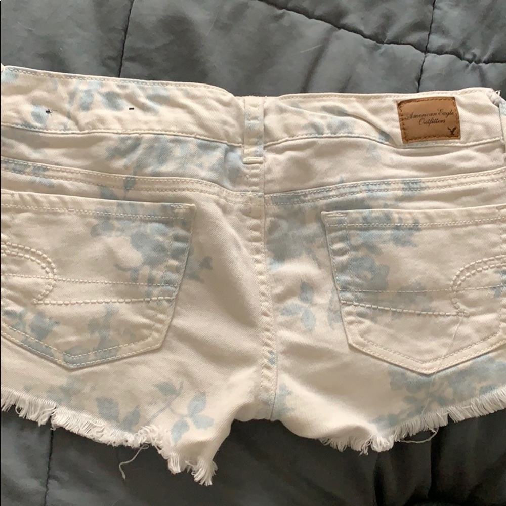 White shorts with blue floral patterns - Picture 4 of 4